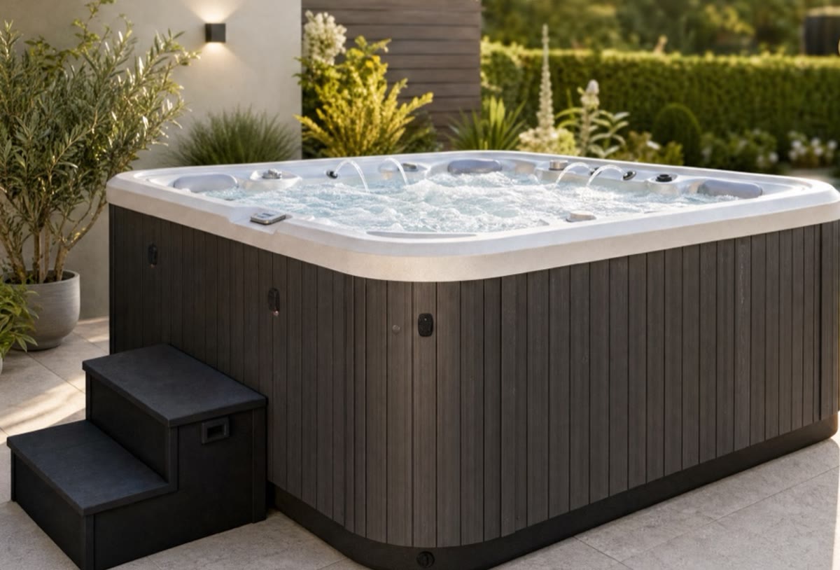 Whirlpool mit Einstiegstreppe auf einer Terrasse